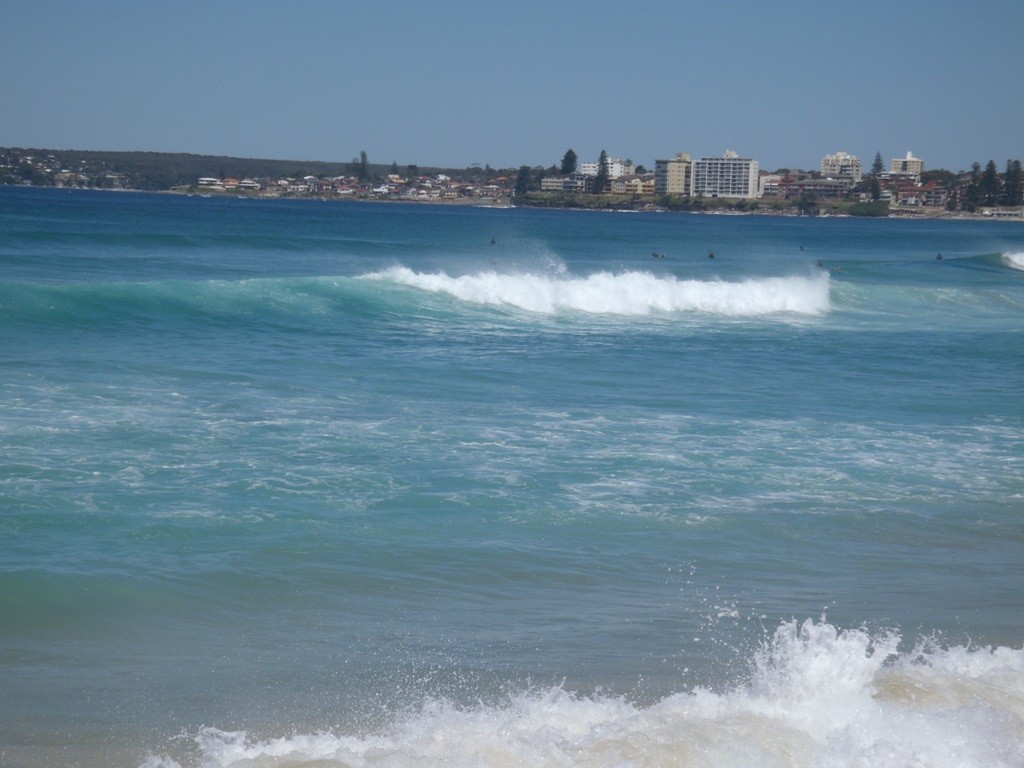 The darker strech of water in front of the wave is a rip. Make good use of it © Gary Brown